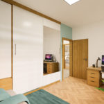ST Easy 70 – DHH Schlafzimmer mit Blick auf Bett, Fenster, Schminktisch und Tür